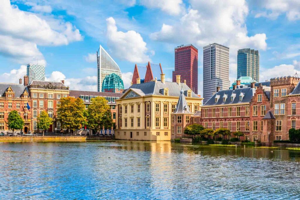 Het Binnenhof en skyline van Den Haag – symbool voor beleidsvorming en fiscale veranderingen in Nederland