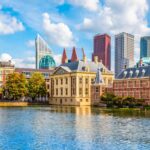 Het Binnenhof en skyline van Den Haag – symbool voor beleidsvorming en fiscale veranderingen in Nederland